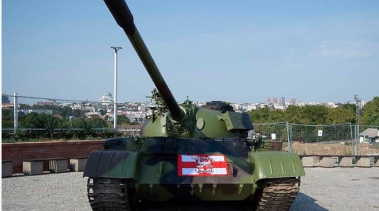 Фенове паркираха танк пред стадиона на Звезда
