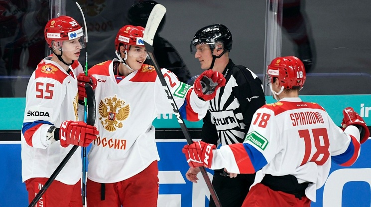 Свалиха националния по хокей на Русия от полета Калгари - Торонто заради неправилно носене на маски