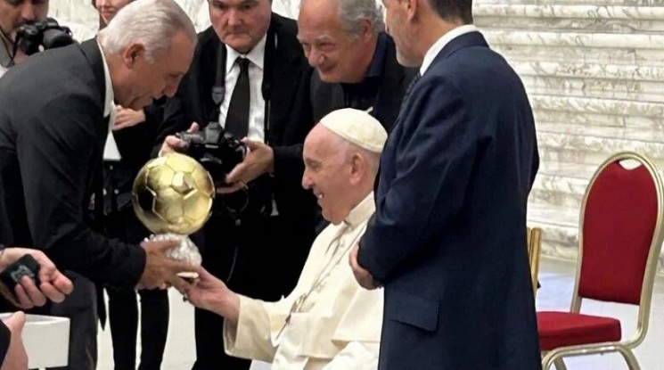 Стоичков подари копие от "Златната топка" на папата
