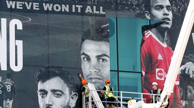 Студената война между Роналдо и Юнайтед: Демонстративно махнаха плакат с лика на КР7 от Олд Трафорд