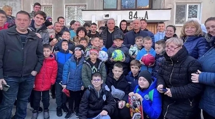 Христо Стоичков посети старите си съседи в пловдивския квартал "Тракия"